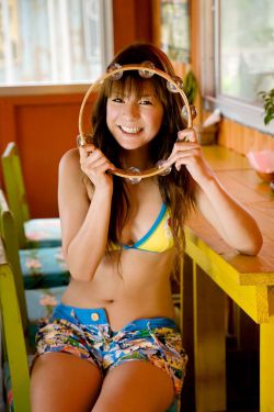 女子与狼四目相对